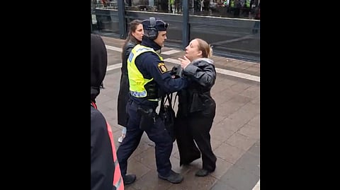 Nooshi Dadgostars pressekreterare Hanna Brolund omhändertogs av polis efter ett våldsamt bråk under en demonstration. Hon är anmäld för misshandel och skadegörelse.