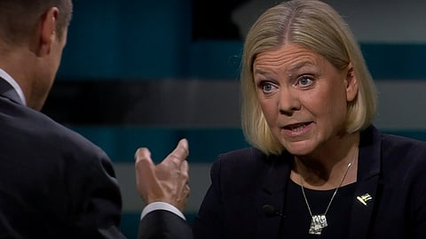 Magdalena Andersson (S) försöker förklara vad hon menar med att Sverigedemokraterna är ett hot mot demokratin. 
