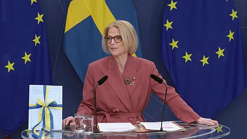 En åtgärd för att motverka stigande drivmedelspriser och underlätta för alla som är beroende av bilen, säger finansminister Elisabeth Svantesson (M).