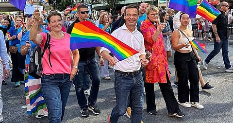 Statsminister Ulf Kristersson deltar i Pridetåget. 