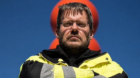 Fredrik Grufman (MED) framför konstverket "Bollop" i Järfälla. 