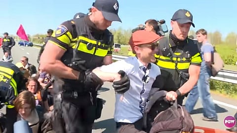 Allt som allt greps över 400 personer, som hindrat allmänheten från att ta sig fram på motorvägen. 
