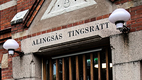 Rättegången hålls i Alingsås tingsrätt.
