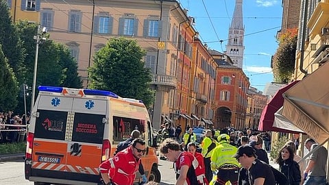 SVT Nyheter får kritik på sociala medier för sin rubriksättning i samband med vansinnesdådet i Italien, där en person körde rakt in i en folkmassa. 