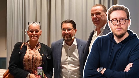 Dumpens Sara Nilsson och Patrik Sjöberg tillsammans med SD-ledaren Jimmie Åkesson.
