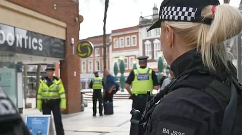 Undervisning om "vit skuld" har hög prioritet på engelska polismyndighetens agenda. I Cheshire får polisanställda bland annat lära sig att bemöta allmänheten utifrån hudfärg och kön. 
