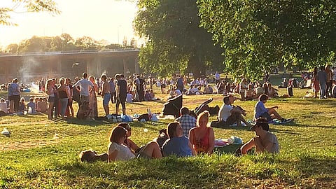 Rålambshovsparken lockar i sommarvädret. Men det förekommer också mycket stök, varför polisen nu kommer att bevaka området med drönare under sommarmånaderna. 