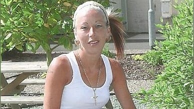 Sarah Davey var 14 år när hon dömdes för mord 1999. Hon blev gravid med Preston 2021, då hon var villkorligt frigiven. När hon återföll i brott omhändertogs sonen av socialtjänsten som placerade honom hos paret Jamie Varley och John McGowan-Fazakerley.