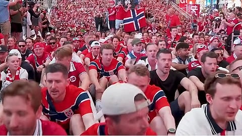 De norska fotbollssupportrar gör succé - och deras vikingarodd har blivit viral.