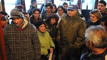 VOĽBY: Rómov na sídlisku Dúžavska cesta v R. Sobote voľby zaujímajú.
