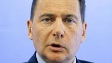 FRANCÚZSKO: Minister Besson sa dištancuje od výzvy urýchliť rušenie rómskych osád.