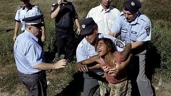 FRANCÚZSKO: Pokračuje v deportáciách.