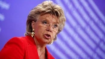 FRANCÚZSKO: Eurokomisárka Redingová urobila "kopanec".