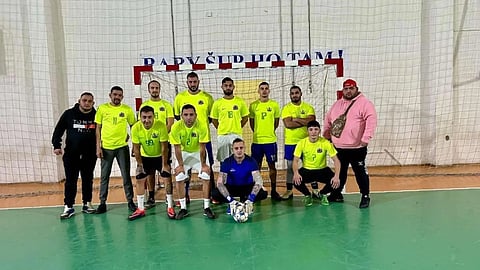 Rómovia založili futbalovú ligu. Hrajú v nej Baro Raj či LA Família.