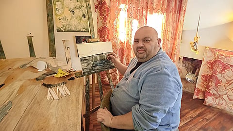Žije v osade, no mieri za titulom PaedDr. Juraj Enický chce šancu.