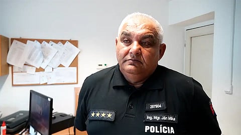 Ján Mika, policajt rómske pôvodu, ktorý vyštudoval dve vysoké školy.