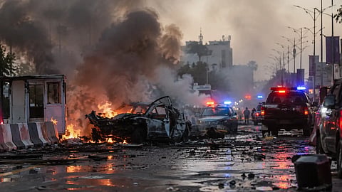 Samovražedný útočník odpálil auto pri policajtoch, zomrelo 11 ľudí