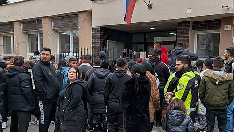 Napätie v Žehre: Voľby strážila polícia, spory siahli do Británie