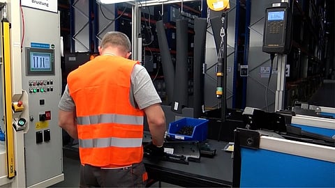 VIDEO: R. Fico si vo fabrike odpracoval nočnú zmenu. Zarobil 70 eur. 