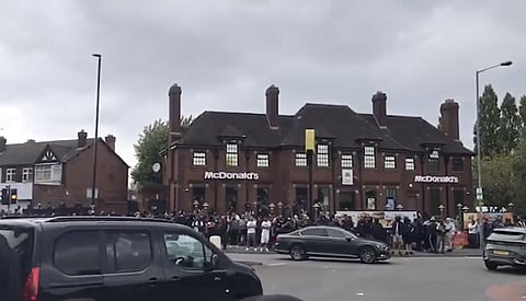 Napätie vo Veľkej Británii narastá. V Plymouthe zranili policajtov. Dusno bolo aj v Birminghame.