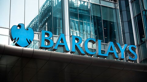 ANGLICKO: Bankomaty Barclays vraj vydávajú peniaze zadarmo. Aká je pravda?