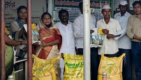धुळ्यात थेट शेतकऱ्यांच्या बांधावर बियाणे व खतांचे वाटप