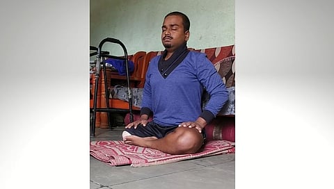 एक पाय नसूनही तो दररोज करतो योगसाधना