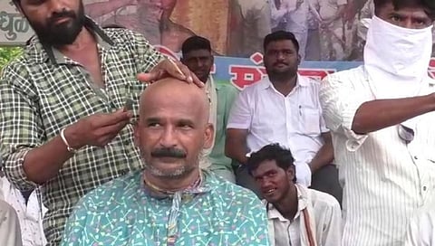 प्रलंबित मागण्यांकडे लक्ष वेधण्यासाठी महाराष्ट्र ठेलारी महासंघाचे मुंडन आंदोलन