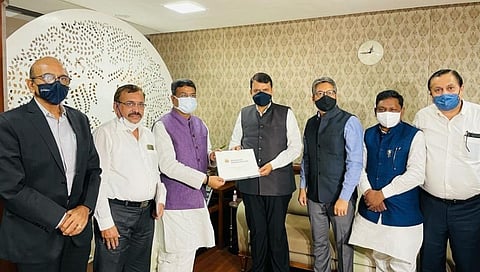 देवेंद्र फडणवीस यांनी घेतली केंद्रीय पेट्रोलियम मंत्री धर्मेंद्र प्रधान यांची भेट