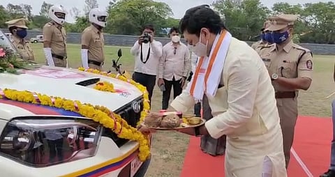 बीड पोलीस दलात १६५ वाहनांची भर; धनंजय मुंडेंच्या हस्ते वाहनांचे लोकार्पण 
