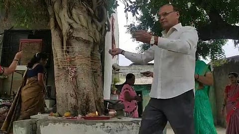 आजारी पत्नीसाठी पतीचे वडाच्या झाडाला साकडे