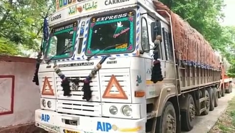 अवैध रेशन धान्य घेऊन जाणाऱ्या ट्रकवर कारवाई;  १२ लाख रुपयांचा तांदूळ जप्त 
