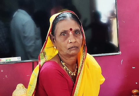 मुलाला अधिकारी केले. मात्र आईचे निधन झाल्याने हळहळ
