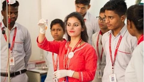हेल्थकेअरमध्ये करिअरची संधी; टेक महिंद्रा फाउंडेशनचे सर्टिफिकेट कोर्स आणि डिप्लोमा 