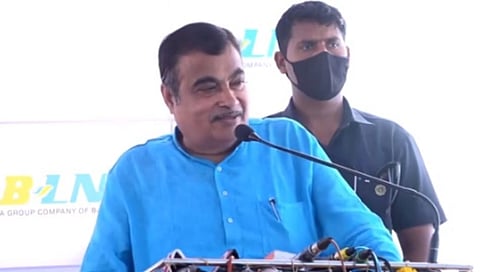 नितिन गडकरी यांच्या हस्ते देशातील पहिल्या एलएनजी स्टेशनचे उद्घाटन