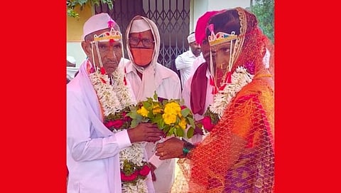 वयाच्या साठीत आजोबांनी बांधली लग्नाची गाठ