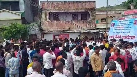 राख वाहतुक विरोधात बीडच्या कण्हेरवाडी ग्रामस्थांचा रस्ता रोको