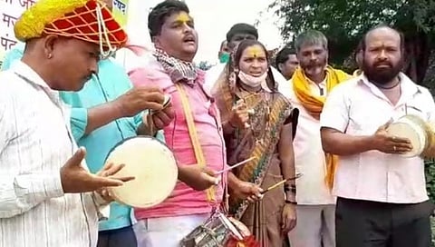 रस्त्यासाठी आधी खड्यात रक्तदान आंदोलन आता जागरण गोंधळ !