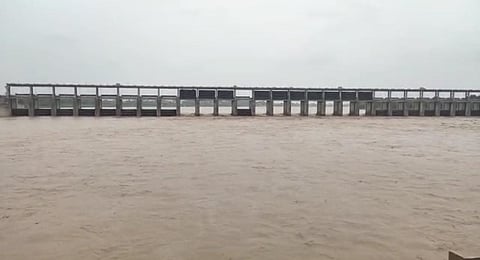 तापी नदीला आला पुर; प्रकाशा बॅरेजचे 10 गेट पूर्ण क्षमतेने उघडले