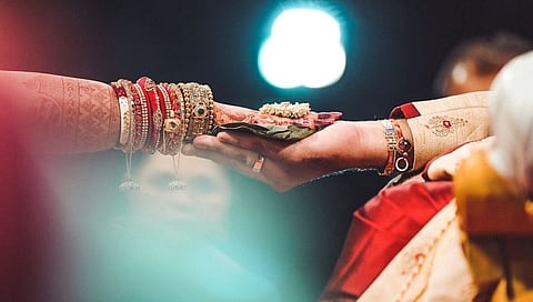 हौसेला मोल नाही ! नववधूने चक्क गाडीच्या बॉनेट वर बसून केला प्रवास