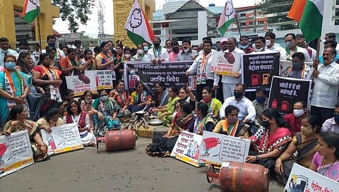 वाढत्या महागाई विरोधात पिंपरी चिंचवड मध्ये राष्ट्रवादीचे आंदोलन 