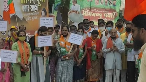 भाजपा कार्यकर्त्यांचे औसा इथं निदर्शने, ठाकरे सरकार विरुद्ध मोठा असंतोष