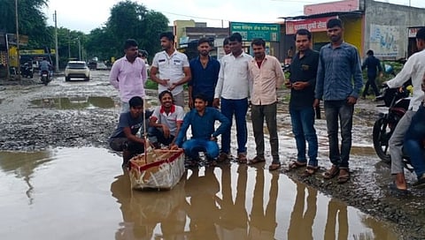 राष्ट्रीय महामार्गावर साचलेल्या पाण्यात जहाज सोडून युवकांची अनोखी गांधीगिरी !