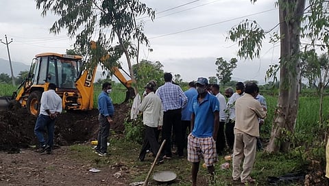 सेल्फीच्या नादात खोल दरीमध्ये पडलेल्या युवकाला जीवनदान