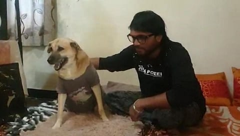 मालकाच्या सुरात सूर मिसळून गाणी गाते जिमी नावाची कुत्री 