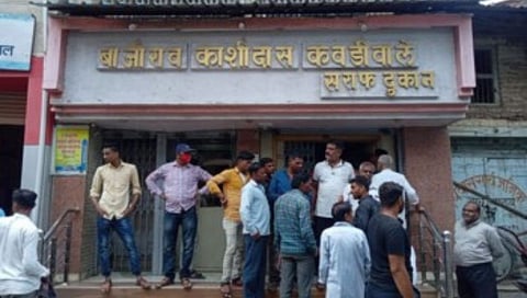 सराफ दुकानात भरदिवसा दरोडा; डोक्‍यावर बंदूक ठेवले दागिने लंपास