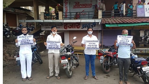 साताऱ्यानंतर आता वाई मधील व्यापारी जिल्हा प्रशासनाच्या निर्णयाविरोधात रस्त्यावर