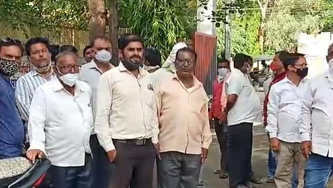अकोल्यात व्यापाऱ्याने केली अडत्यांची पावणे दोन कोटींची फसवणूक !