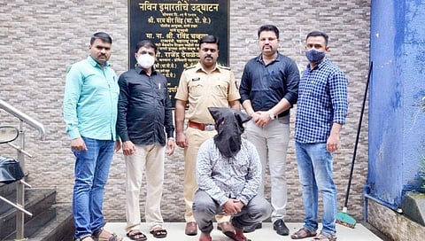 दुकानदारांना बोलण्यात गुंतवून पैसे लुटणारा भामटा गजाआड !