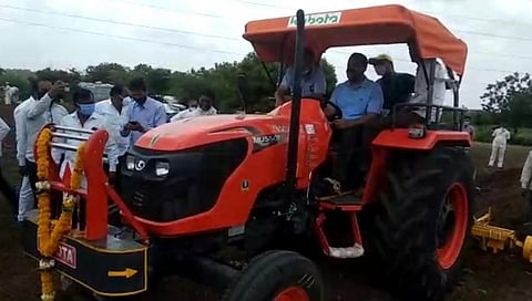 श्रमाप्रतिष्ठेला मूल्य देण्यासाठी जिल्हाधिकाऱ्यांनी केली स्वतः पेरणी